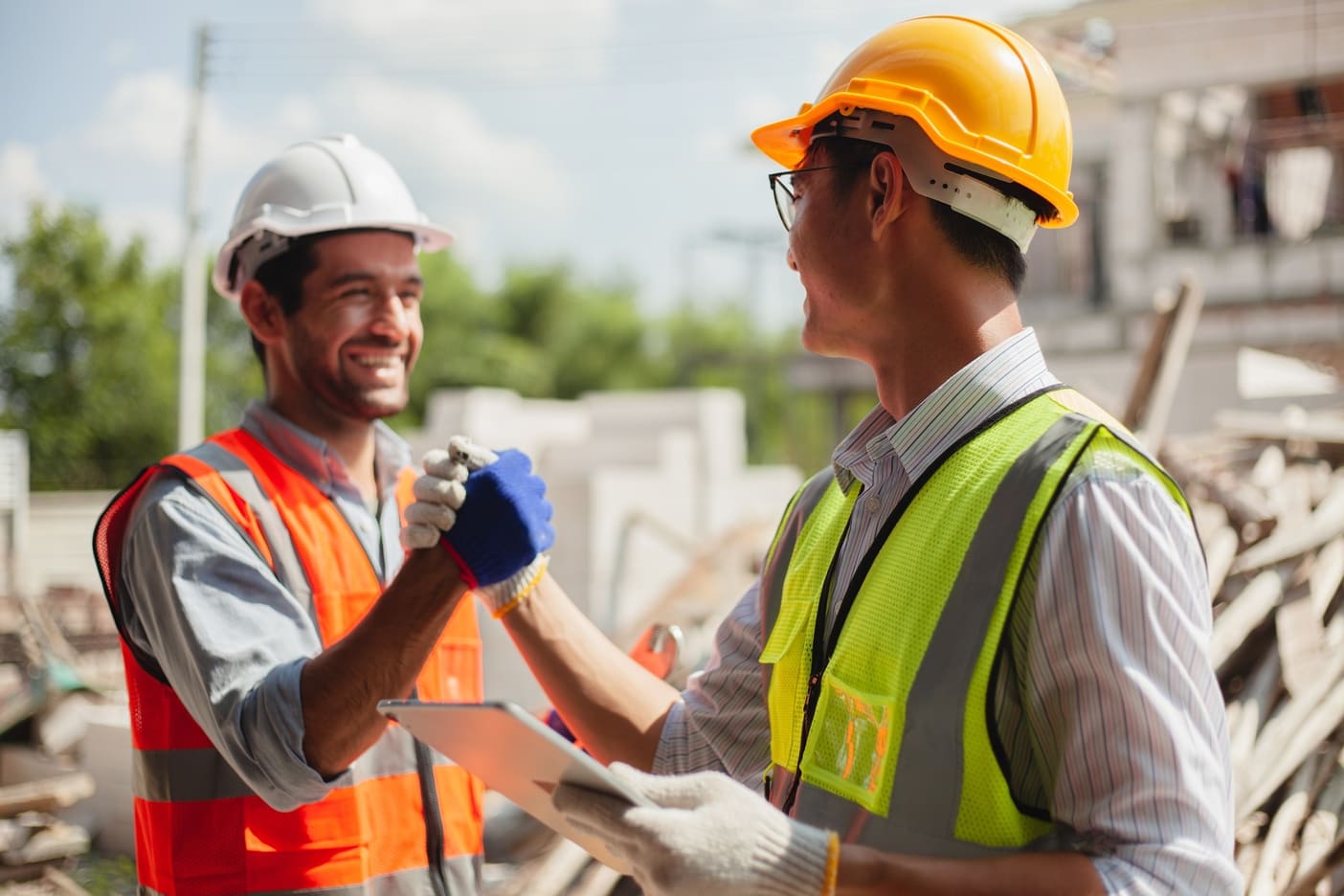 Deux ouvriers qui se serrent la main sur un chantier de construction.
