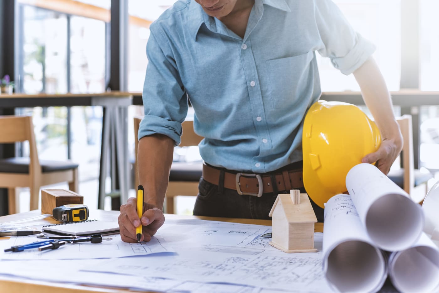 Homme qui consulte des plans de construction.